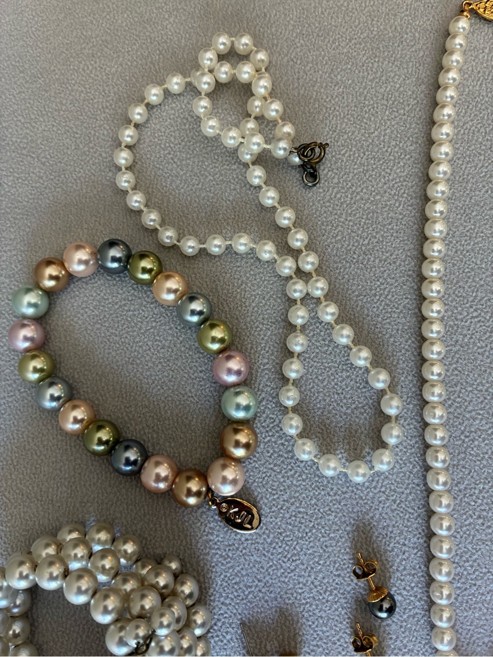 Vintage Faux Pearl Jewelry Lot, Earrings x 2, Bracelet x 2, Necklace x 2 - Picture 12 of 14